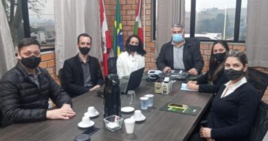Equipes da FIESC/SENAI e da Secretaria de Educação de Sangão, reunidas com o prefeito Castilho Silvano Vieria