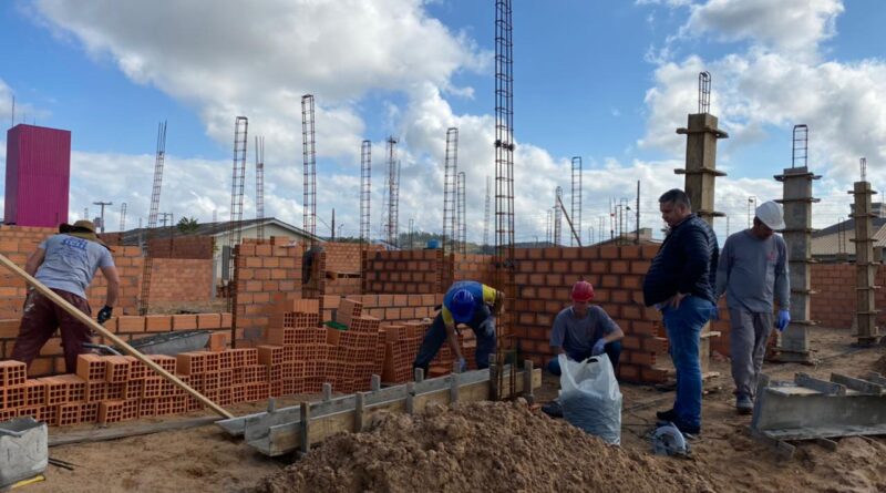 Prefeito Castilho visitou a obra de construção da creche/berçário